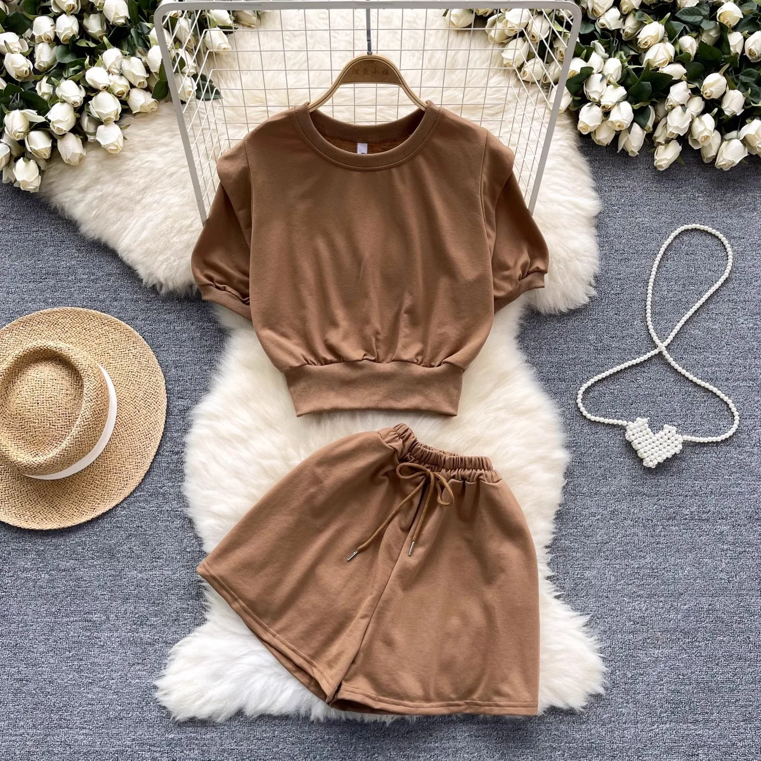 

Костюм из двух предметов: топ с пышными рукавами и шорты с широкими штанинами, короткий топ с круглым вырезом на талии и шорты с высокой талией и широкими штанинами