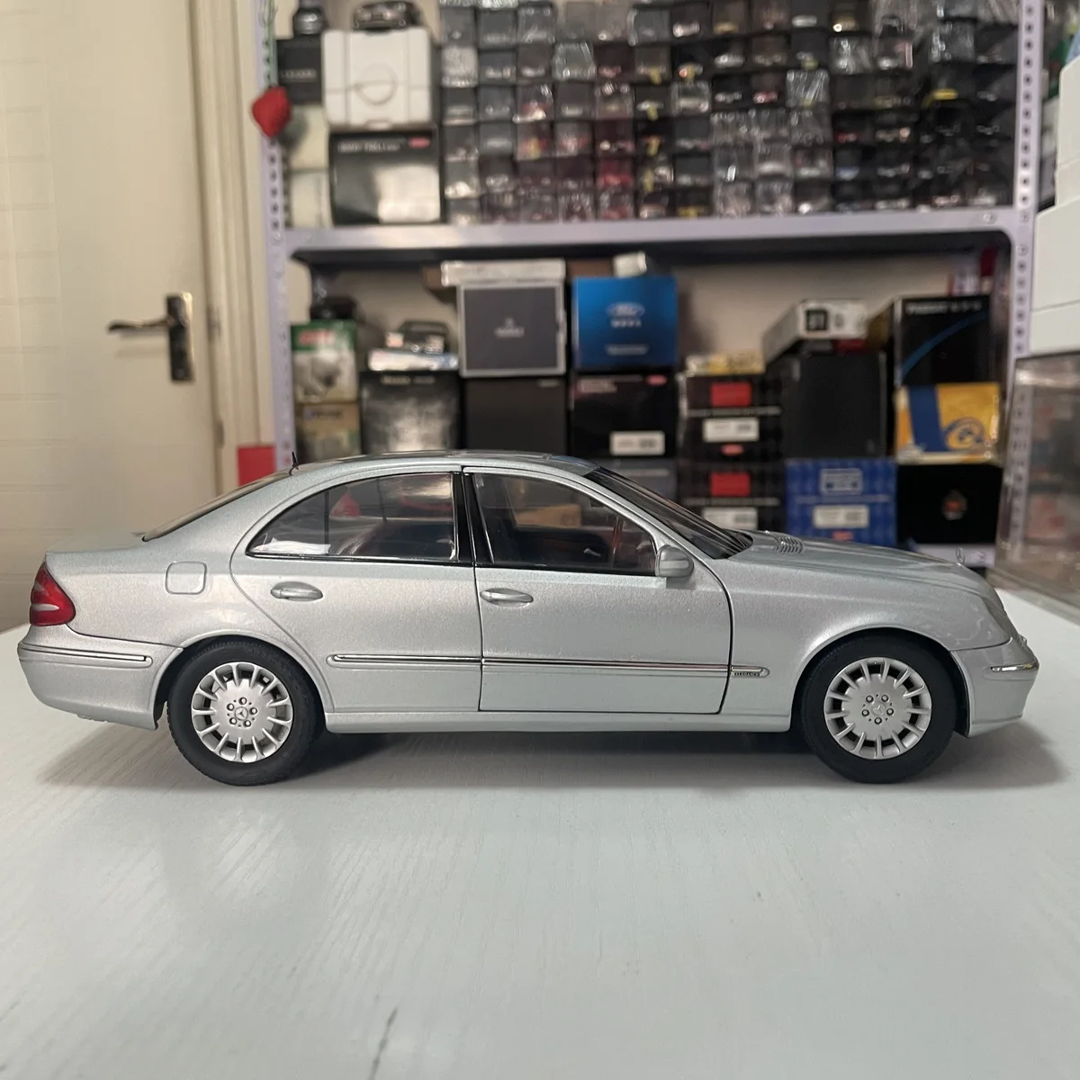 Kyosho Die-casting 1:18 Scale BENZ E-Class W211 E280 Sedan