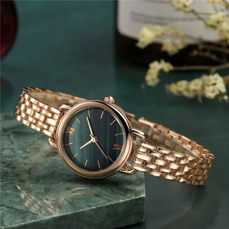 Montre femme ronde en acier inoxydable main image 1