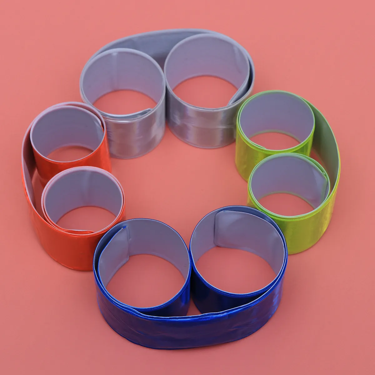 8Pcs 반사 PVC 손목 밴드 조정 가능한 슬랩 밴드 야간 달리기 걷기 하이킹 조깅을위한 안전 완장 높은 가시성