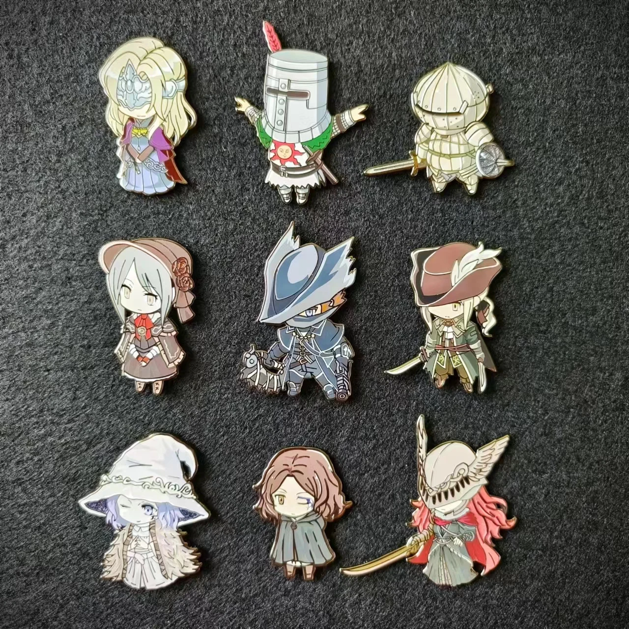 Gioco Actoys Dark Souls Series Figure Metal Badge Sun Warrior Spille Sui Vestiti Zaino Spilla Gioielli Fan Gifts