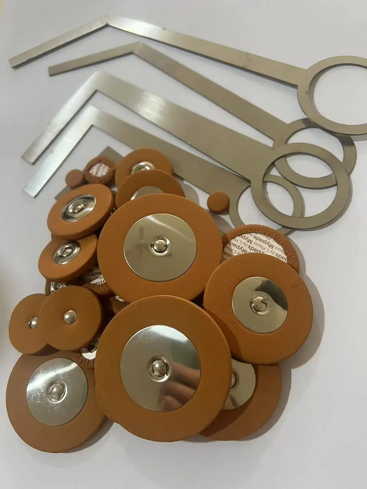 1 set of Alto Selma saxophone sheepskin pads+1 set of saxophone flat pad tools.