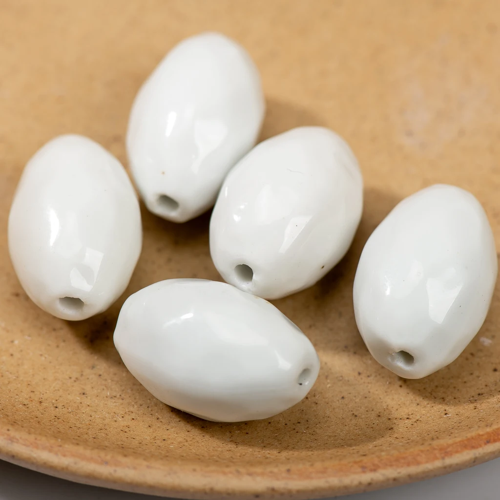 Hand gefertigte weiße facettierte ovale Keramik perlen, 26mm, 5er-Set für Schmuck herstellung kreatives facettiertes Design tcz196 – Detail 3
