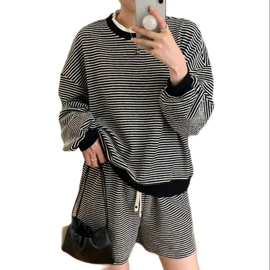 Winter Autumn Cotton Hoodie Loose Design Stripe Printing Elastic Waist Wide Hem Shorts Two Pieces Women Set