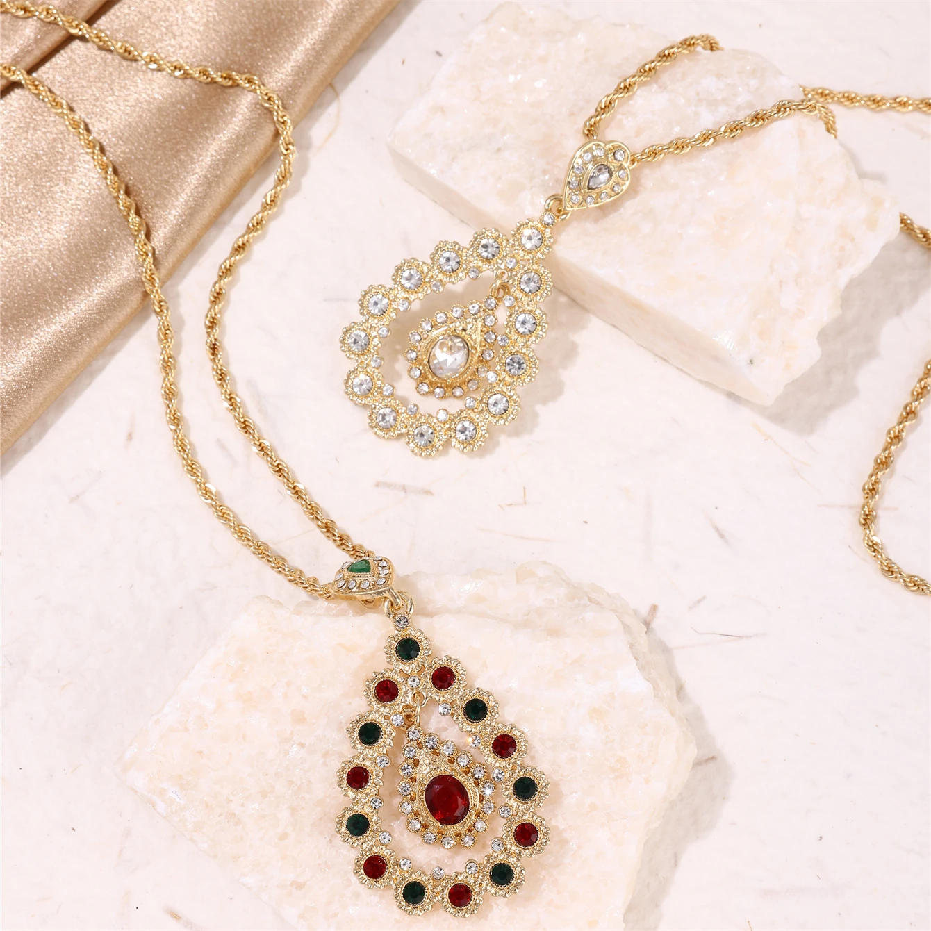 

Подвеска-капля в стиле Ближнего Востока с множеством искусственных украшений, крученая цепочка, красивое ожерелье