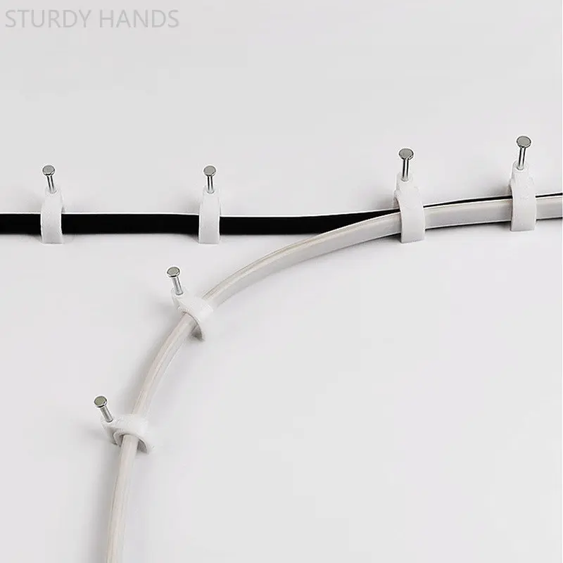 Weiße Kabelbinder aus Kunststoff, die ein Schild an einem Gerüstpfosten  befestigen Stockfotografie - Alamy