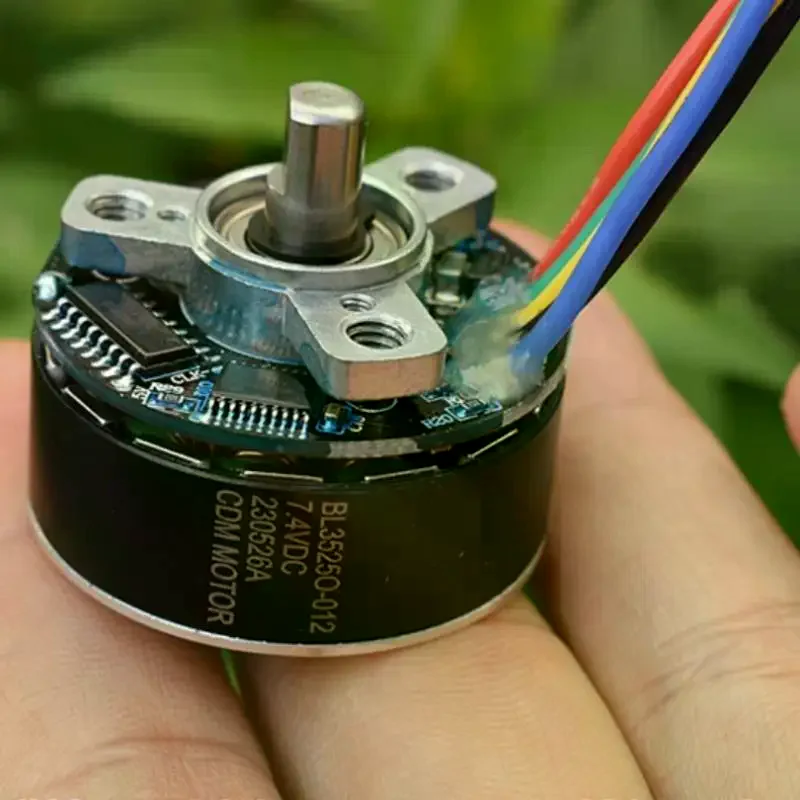 Vue latérale du moteur sans balais 35mm 7.4V, avec connecteur JST et câbles rouges et noirs.
