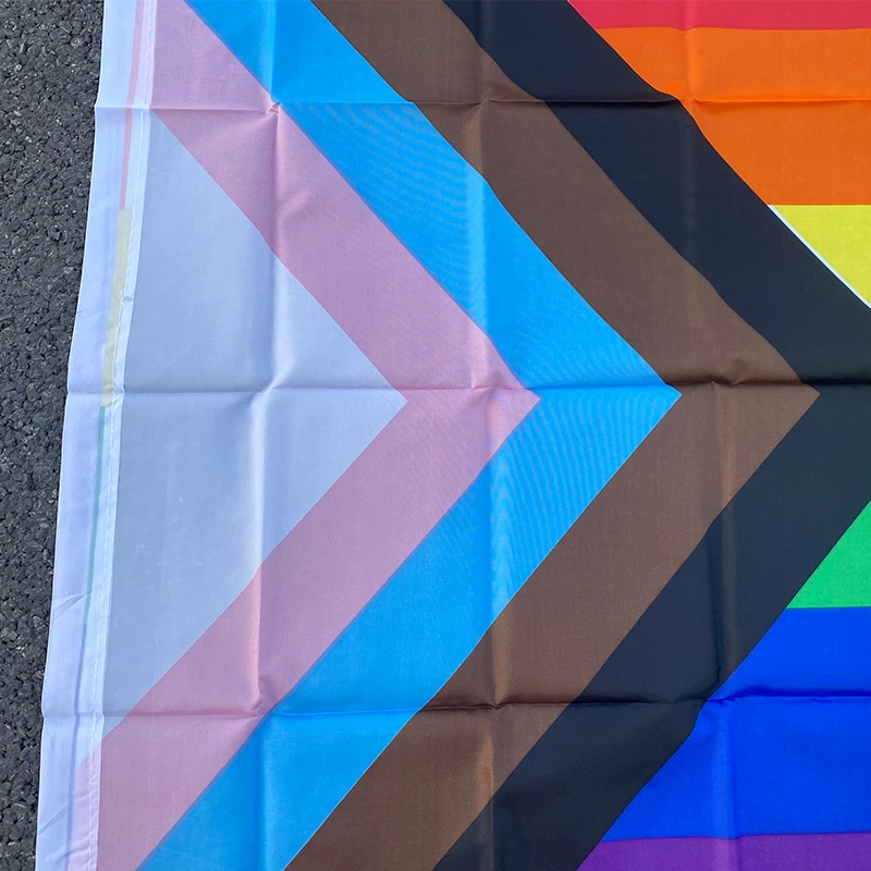 Bandiera transgender LGBTQ – Confezione da 2 – Decorazione per travestimento – 1,5 x 0,9 m grande bandiera con occhielli – Pride Festival e celebrazioni – feste in strada Bandiera transgender LGBTQ – Confezione da 2 – Decorazione per travestimento – 1,5 x 0,9 m grande bandiera con occhielli – Pride Festival e celebrazioni – feste in strada