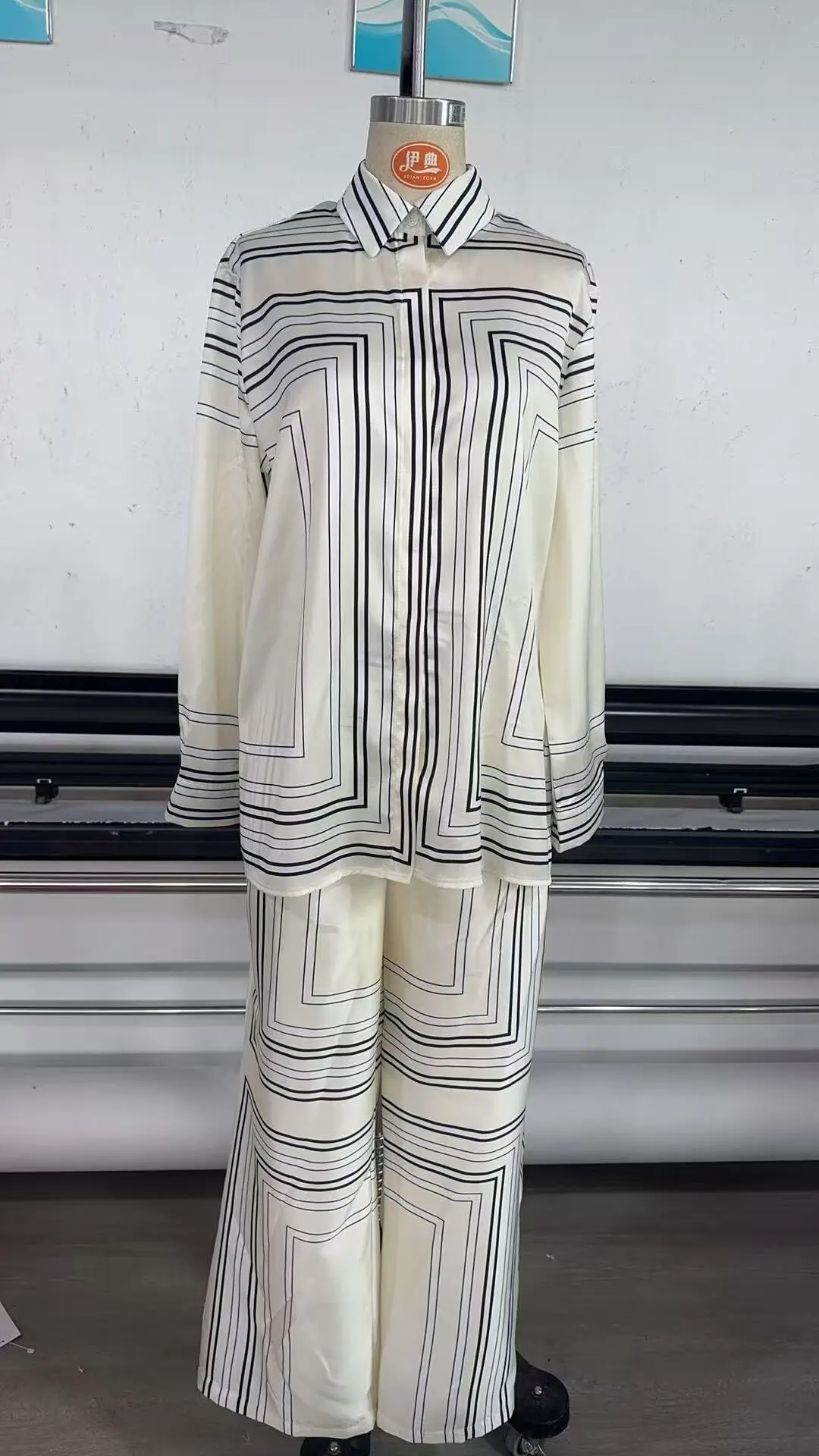 TRAFZA 2025 Women Trouser Suit Turn-down Collar Long Sleeve Single-breasted Slim Print Shirt+High Waist Zipper Loose Long Pants photo