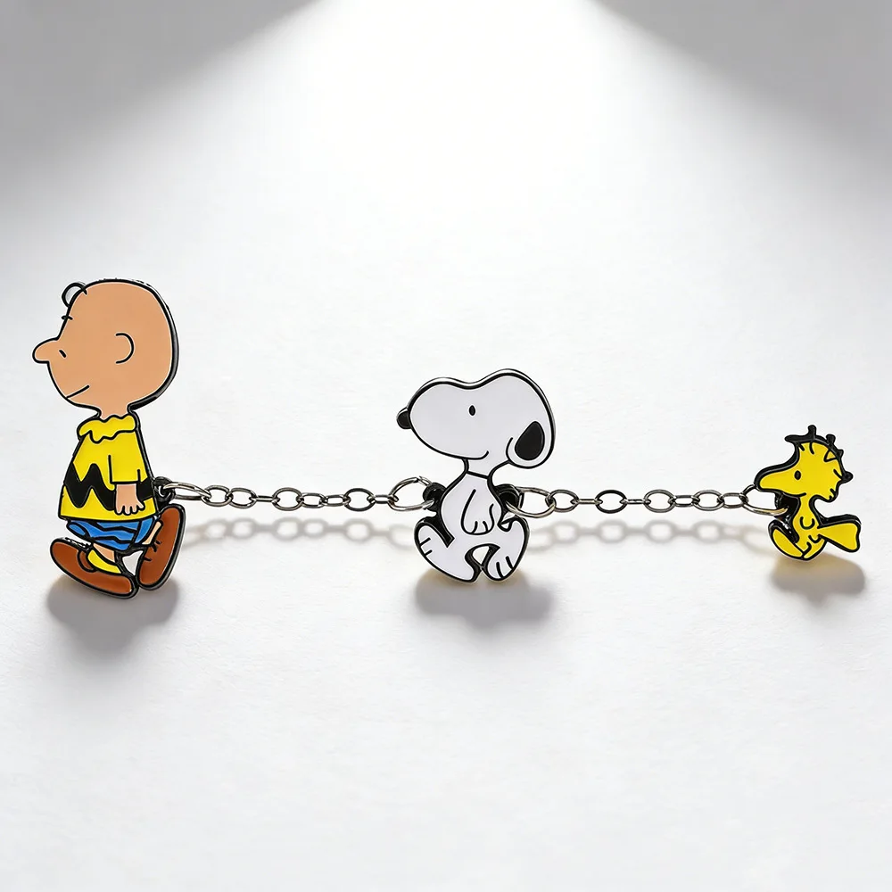 Snoopy mit Kette Anstecknadeln Emaille-Pins Cartoon-Brosche Reversnadeln für Rucksack Kleidung Abzeichen Süßes Fangeschenk