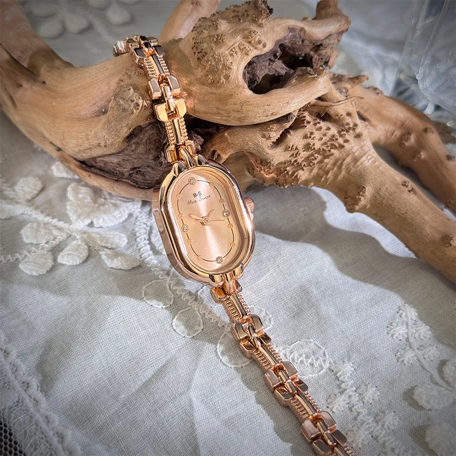 Ladies Vintage Luxury Quartz Watch with Elongated Alloy Bracelet