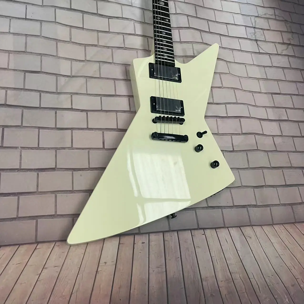 

Высококачественная 6-струнная интегрированная электрическая гитара, с кремово-желтым корпусом, с высоким блеском, фингерборд из розового дерева, дорожка из кленового дерева