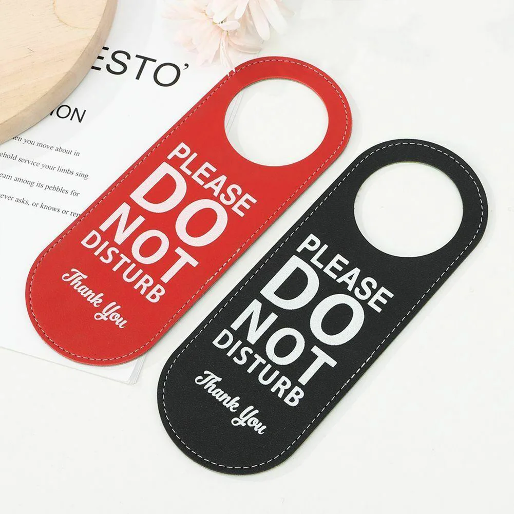 2pcs 방해하지 마십시오 호텔 회의 바 몰 가죽 매달려 경고 장식 영어 버전 프롬프트 보드에 대한 표지판을 두드려주세요