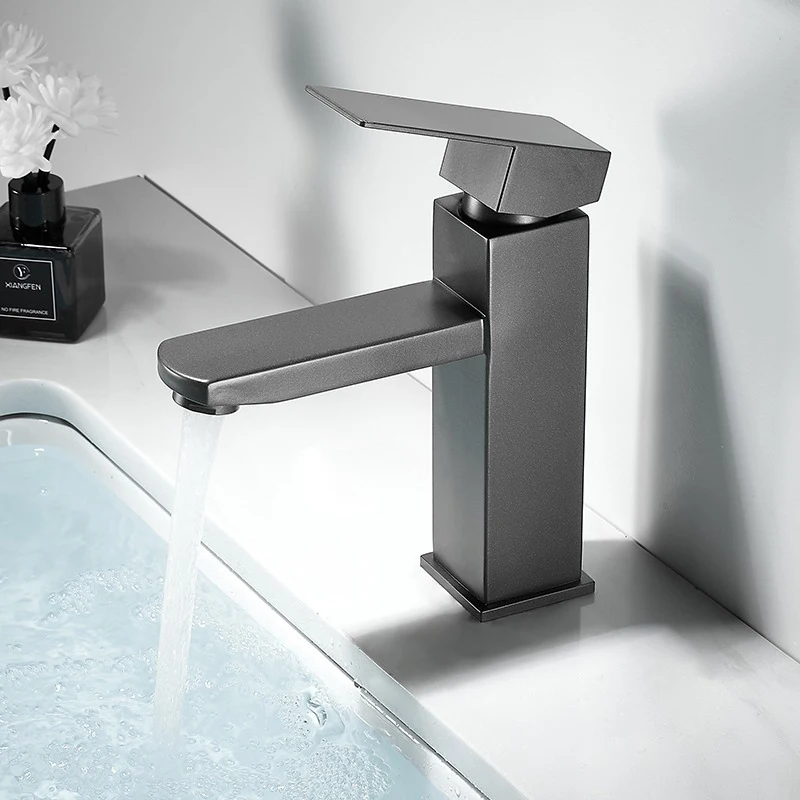 Рисунок 4 - Серый квадратный смеситель из нержавеющей