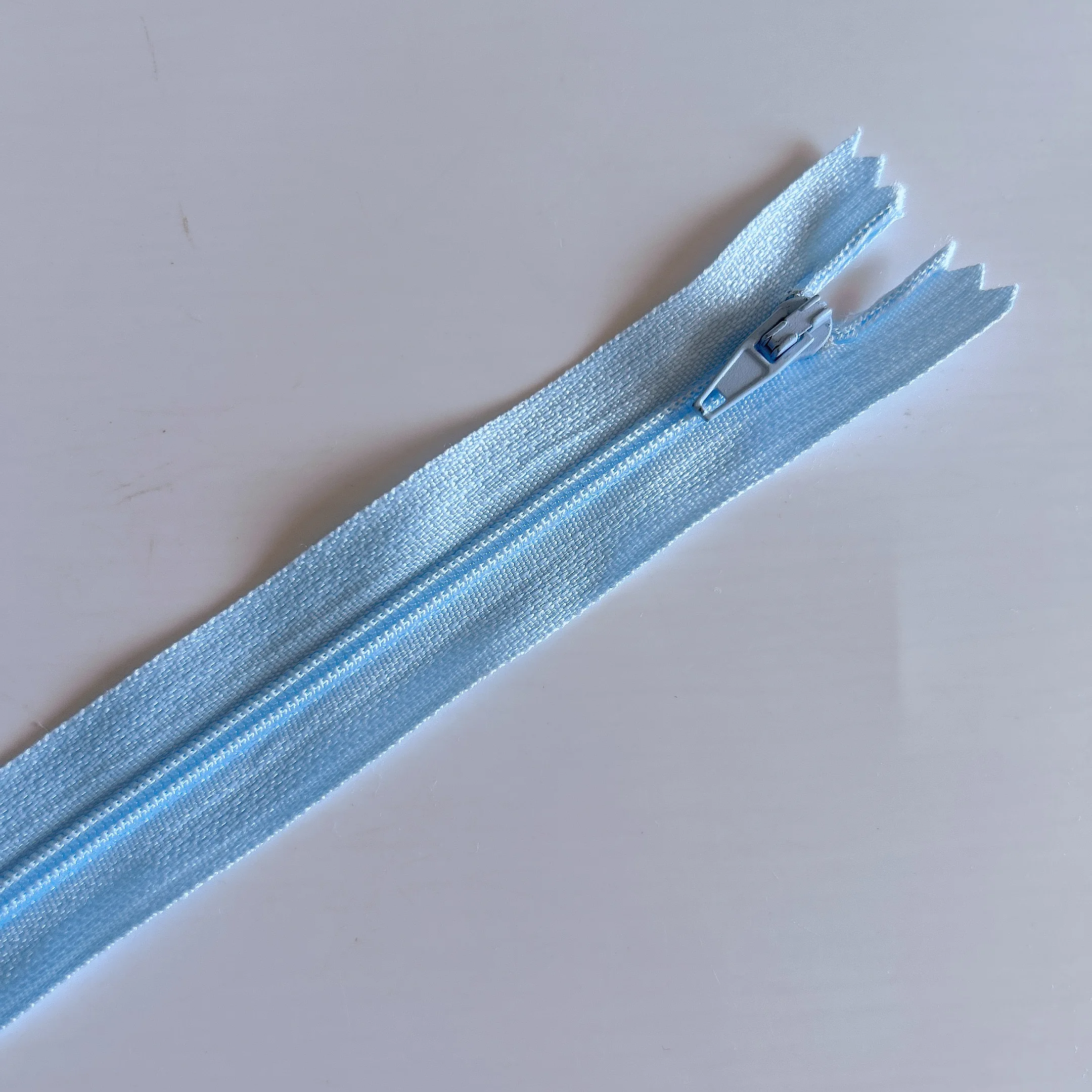20-Piece Set of 20cm Nylon Coil Zippers – 15 Vibrant Colors for Sewing and Craft Projects