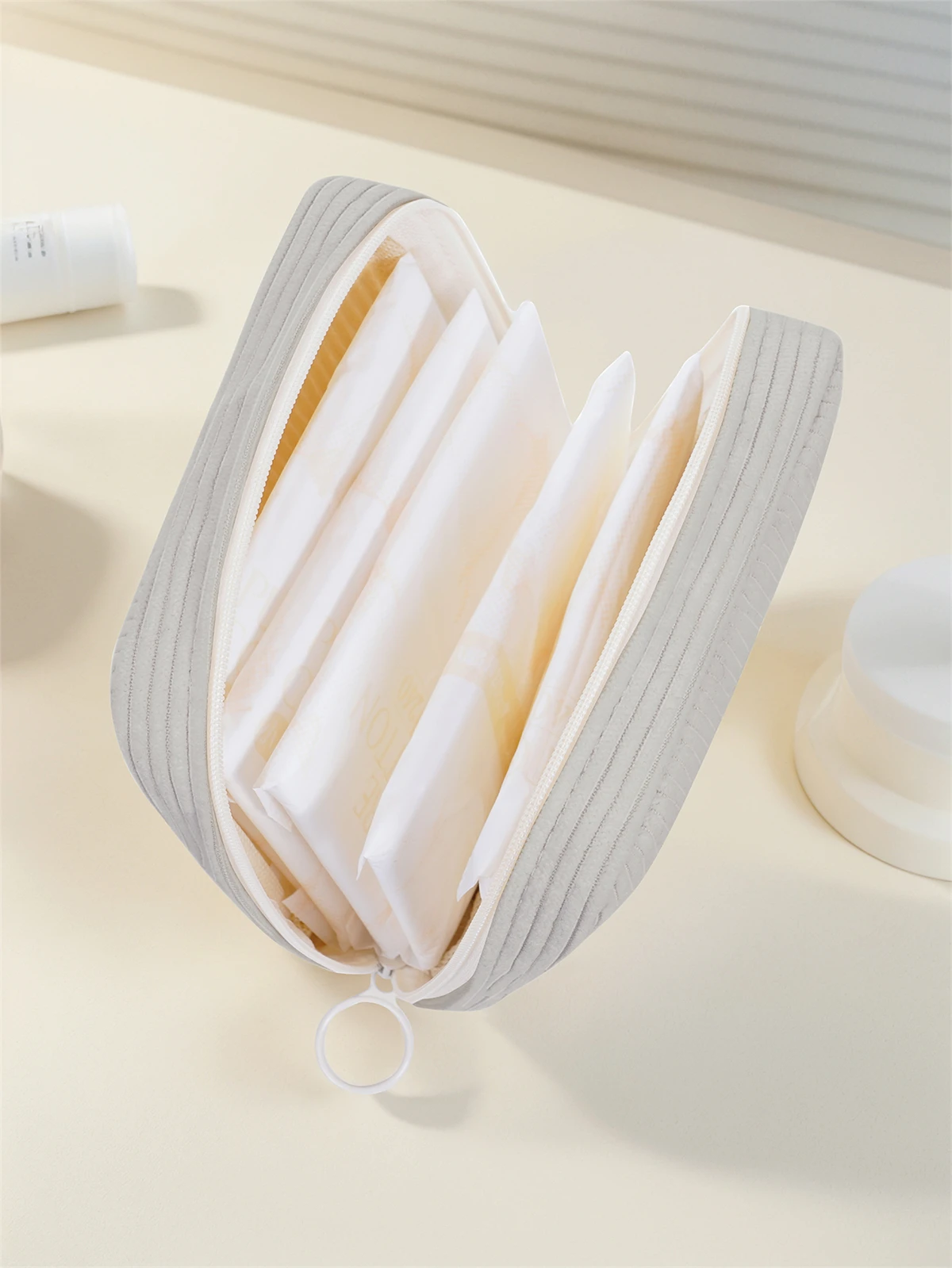 Cartoon printed sanitary napkin storage bag, women's lightweight tissue bag, sanitary tissue bag