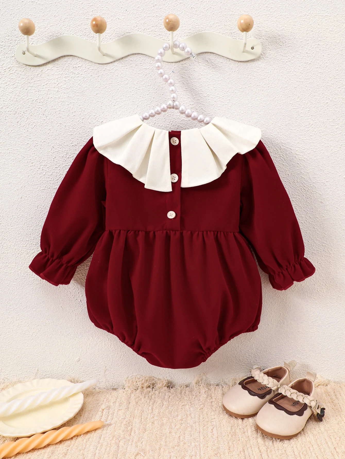 Baby Burgunderroter Langarm-Strampler mit großem Revers, Frühlings- und Herbst-Festtagsoutfit für einjährige Mädchen, Vintage-Hofstil-Neugeborenen-Jumpsuit – Detail 2