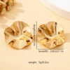 Une paire de boucles d'oreilles en métal rondes irrégulières, bijoux
