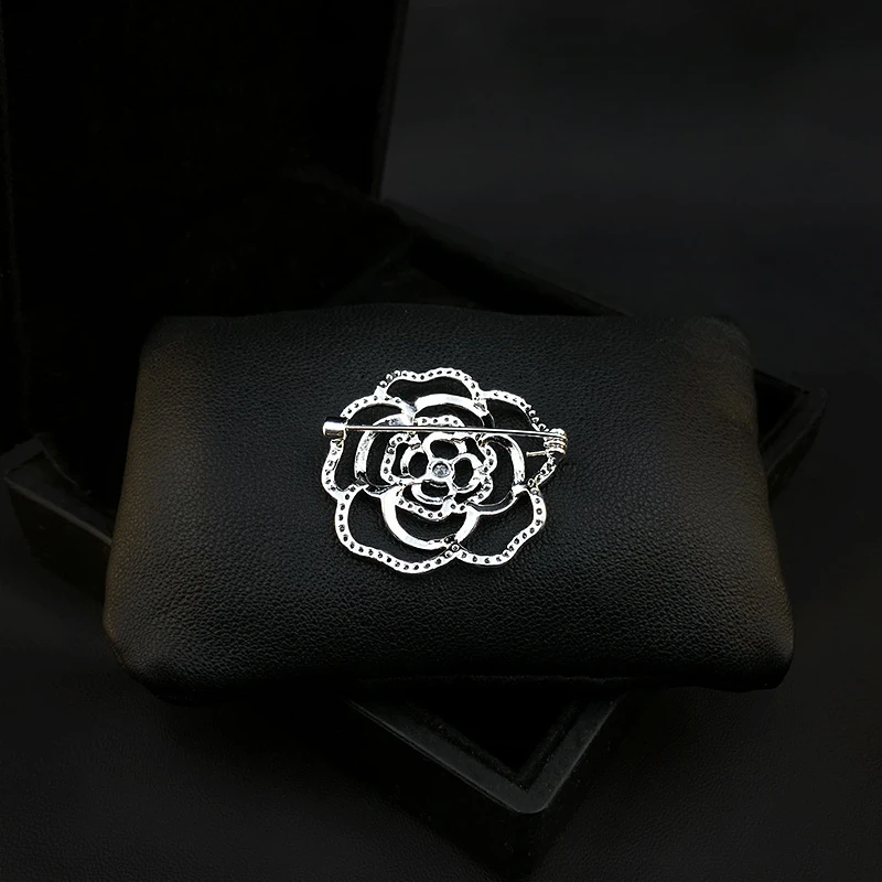 Camellia Flower Brooch Accessories Women Suit Neckline Pin Fixed Clothes Decoration Sweater Cardigan Ornament Jewelry Gifts 3236