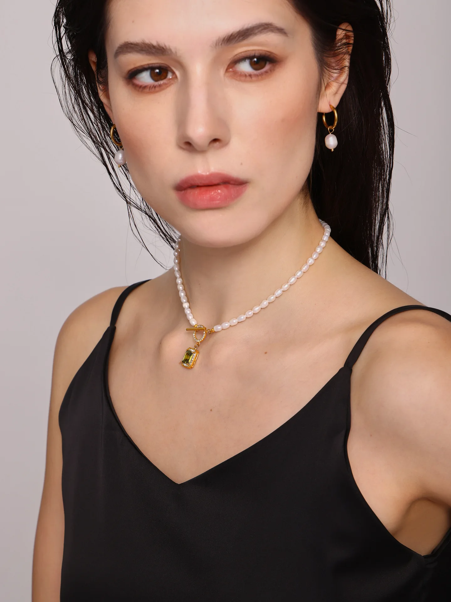 Natürliche Süßwasserperlen-Halskette für Damen, Edelstahl-Anhänger mit grünem und violettem Zirkon, luxuriöser Schmuck als Geschenk – Detail 4