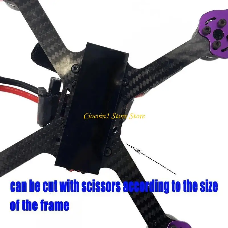 Coussinets antidérapants en silicone pour batterie de drone installés sous une batterie, assurant une fixation stable.