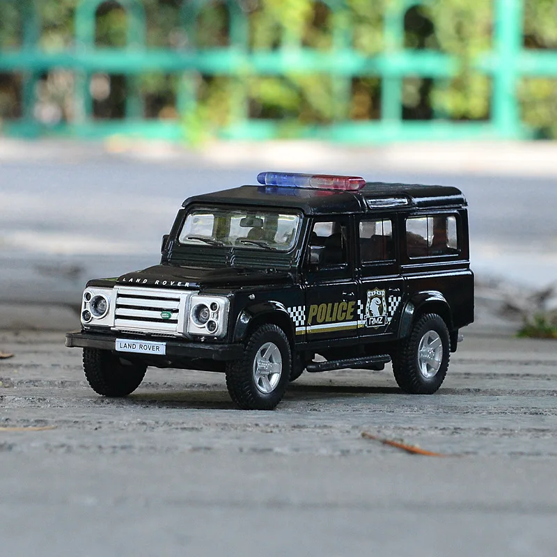 

1:36 Land Rover Defender полицейский автомобиль, модель открытой двери, тянущаяся назад модель автомобиля из сплава, модель автомобиля, игрушки для детей, подарки X10