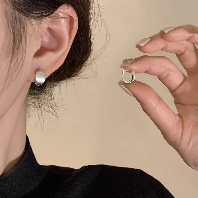 

2023 новый простой дизайн матовый металл золотой цвет серебряный цвет для женщин маленькая дуга зажим для ушей ювелирные изделия на день рождения
