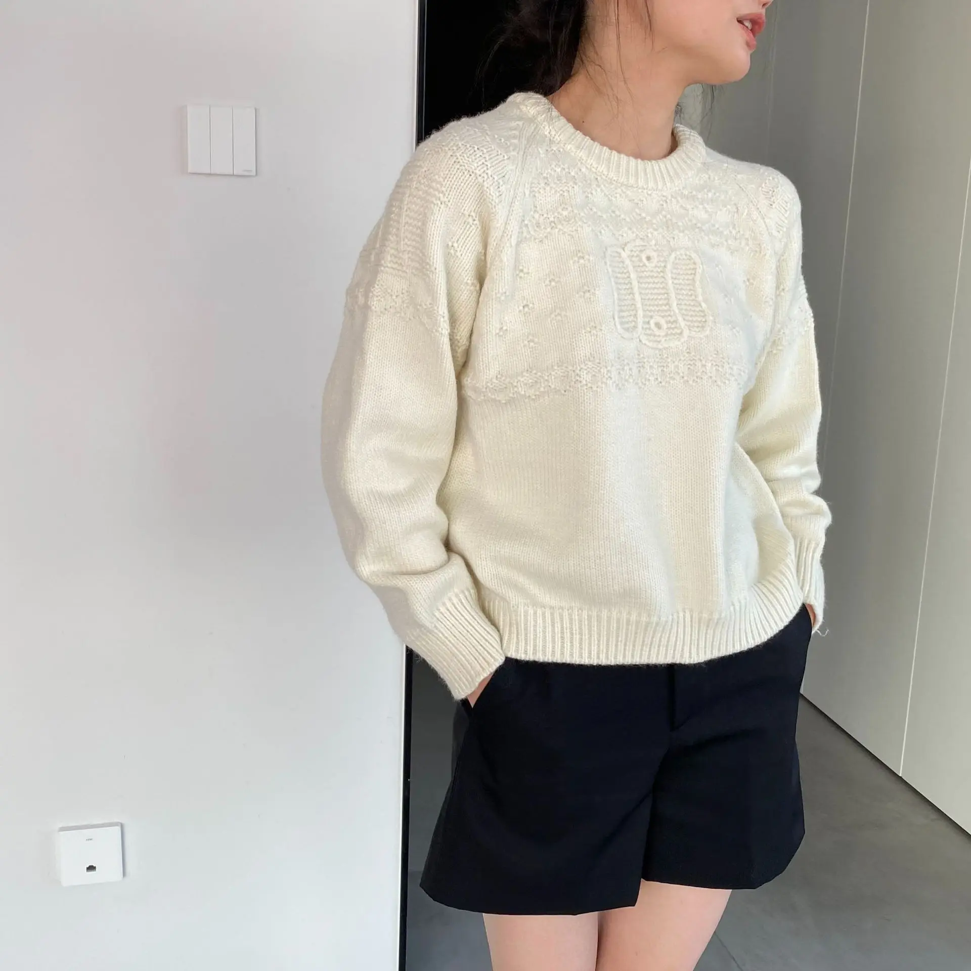 

Autumn and winter women's casual solid color round neck long sleeved loose sweater