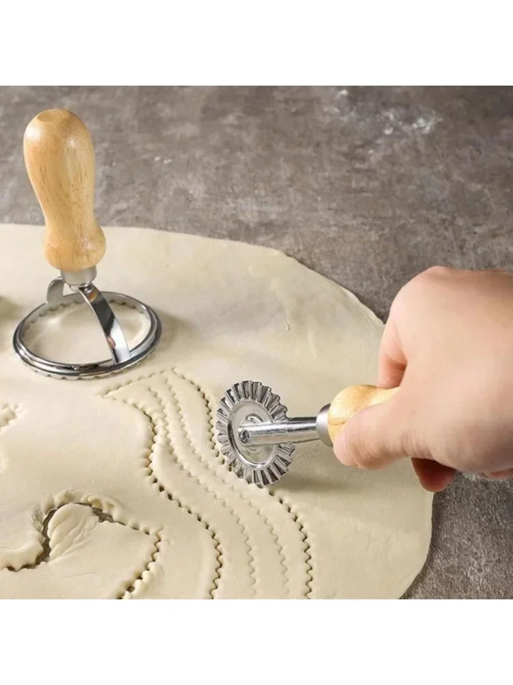 Description Picture 4 of itemBaking Cookie Cutter Biscuit Maker Mold Pizza Cutting Wheel Tools MouldsAluminium Alloy Ravioli Pasta Tools Square Cutters