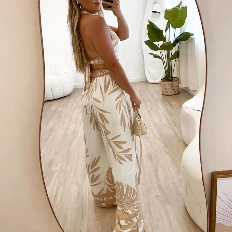 

Женский костюм из двух предметов с принтом, откровенный топ на шнуровке с лямкой на шее и открытой спиной и брюки с широкими штанинами, женский костюм с ажурным жилетом, весна-лето 2024