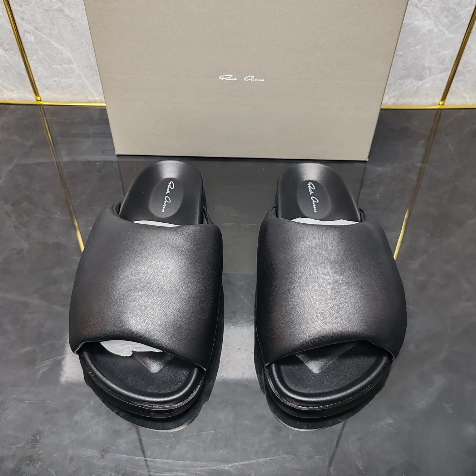 

Новинка 2024, мужские летние тапочки Ro, женские домашние сандалии, Оригинальная черная обувь для ванны, обувь для пар