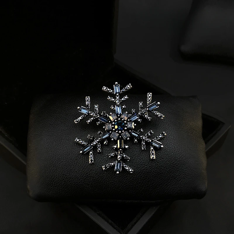 

Vintage High-End Snowflake Flower Brooch Elegant Corsage Luxury Neckline Pin Men and Women All-Matching Accessories Jewelry 381