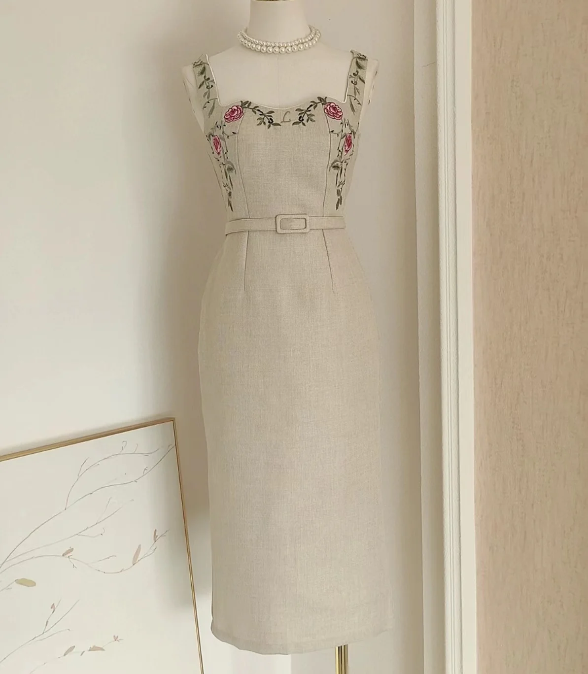 

French Elegant Flower Embroidery Waistband Slimming Buttocks Wrapped Suspender Dress For Women 2023