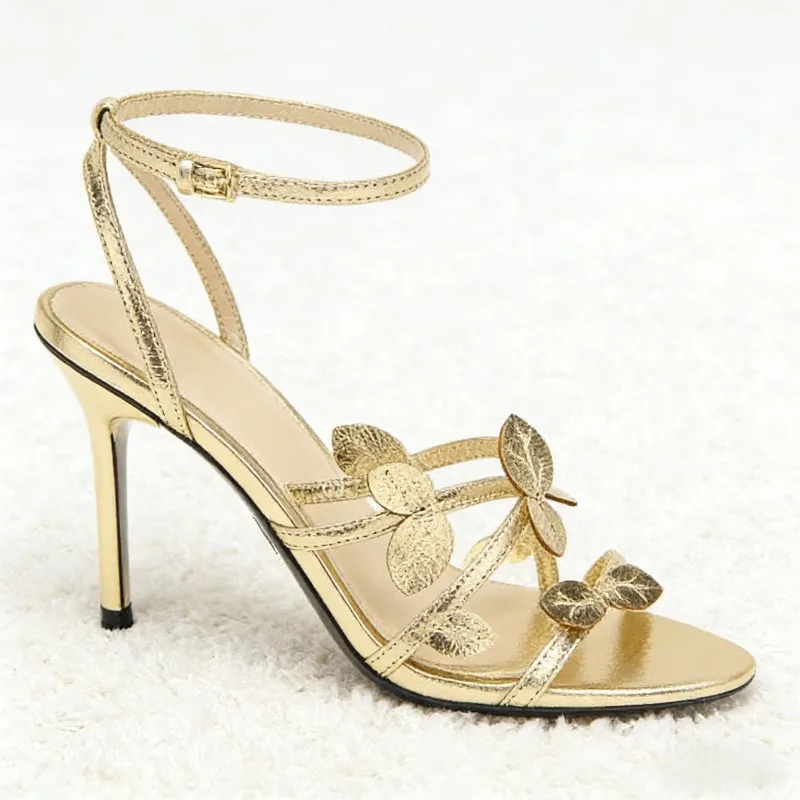 صندل كعب ذهبي برباط وتفاصيل ناعمة