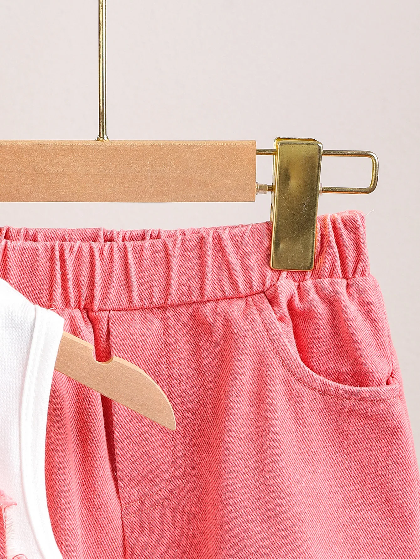 Einzigartiges Kinder-Set für den Sommer, ärmellos, mit Applikation, Schleife, Leibchen, Oberteil, zerrissene Jeanshose, zweiteiliger Kinderanzug, lässig, bequem – Detail 7