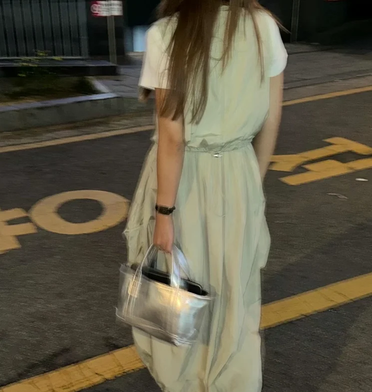 넉넉한 수납공간과 세련된 디자인의 대용량 토트백