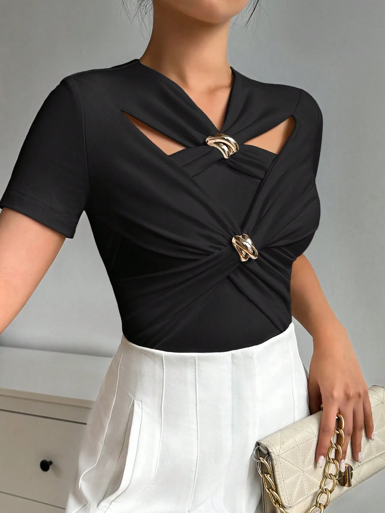 بلوزة صيفية ب مشبك معدني