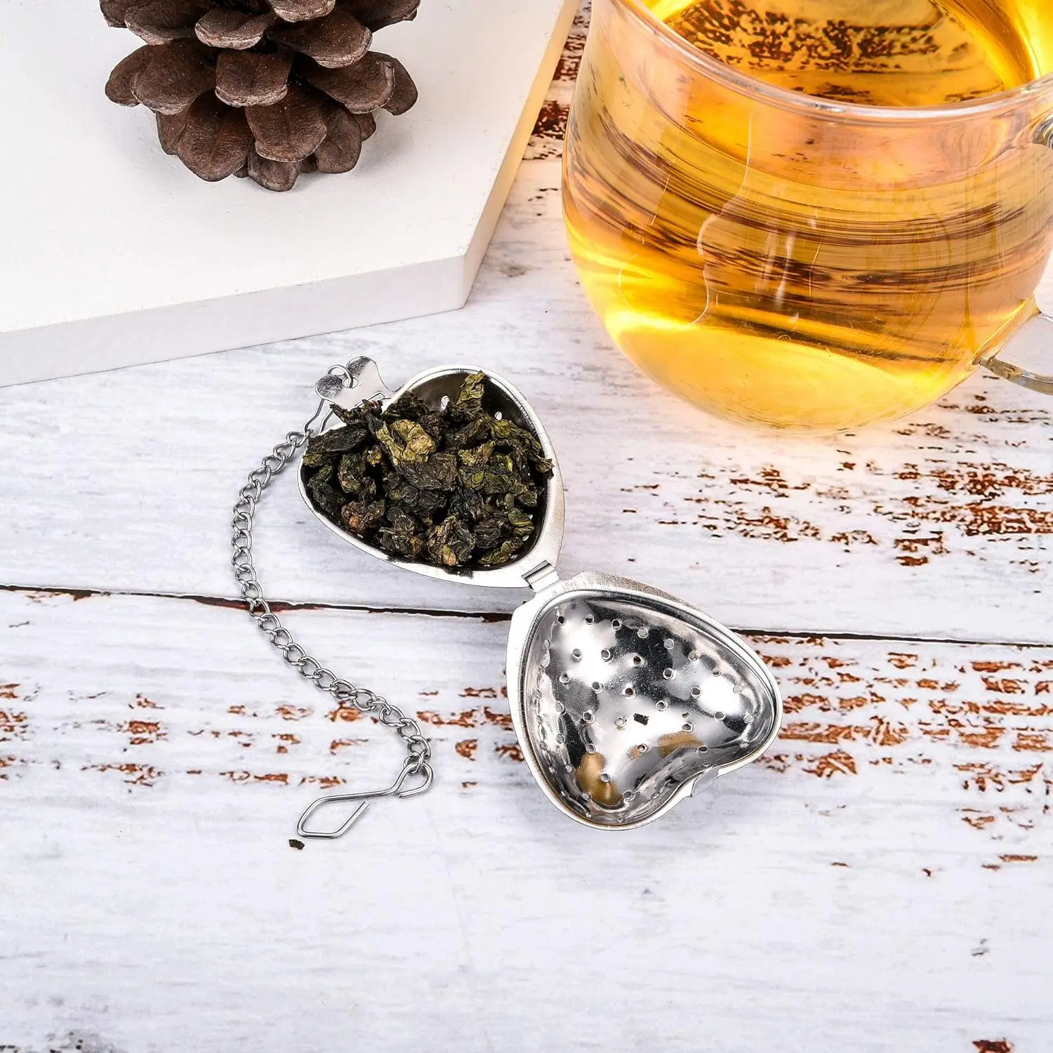 Infusore a sfera in acciaio inox con filtro e gancio a catena allungabile per infusione di tè in foglie._voghion.com