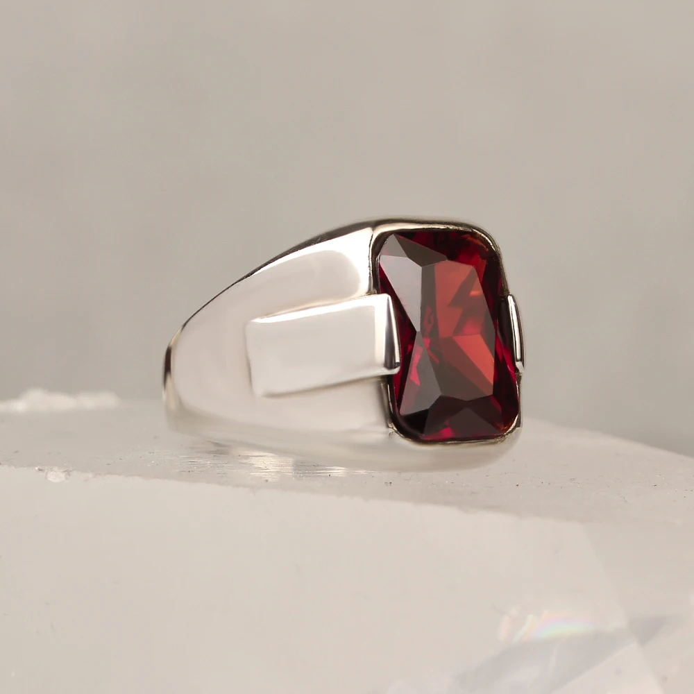 

Серебряное кольцо с цирконом