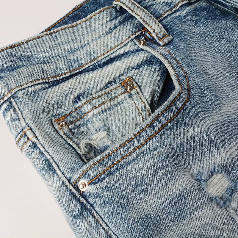 The latest designer's fashionable new men's jeans are washed, elastic, slim fit, light blue slit jeans, high street trendy hip-h