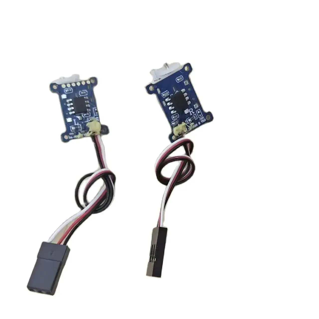 Servo numérique sans noyau 1.5g installé dans un planeur RC, vue rapprochée