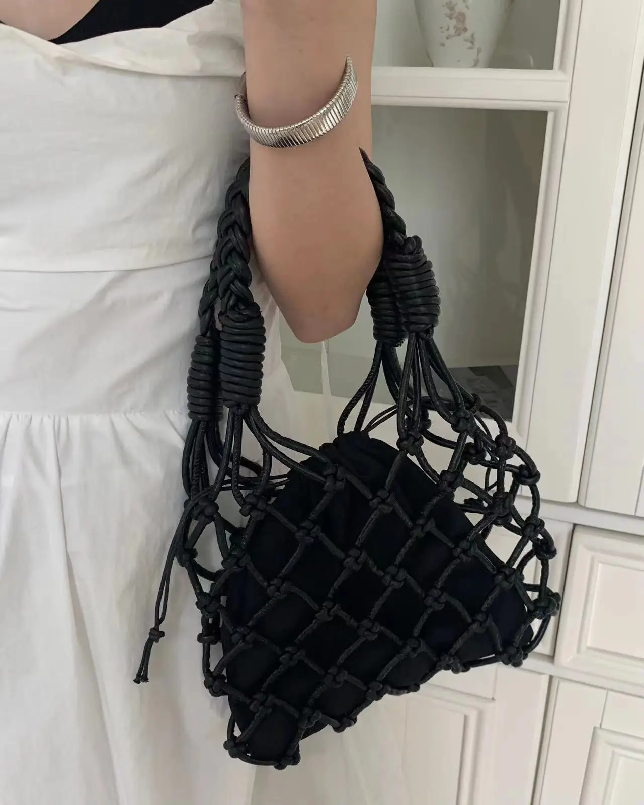 thumbnail image 1 of Bolsos de mano tejidos a mano para mujer, de diseñador, de lujo, estilo retro, con agujeros, de cuerda de crochet, de red tejida, bolsos de mano de malla para playa, pequeños, 1 of 5