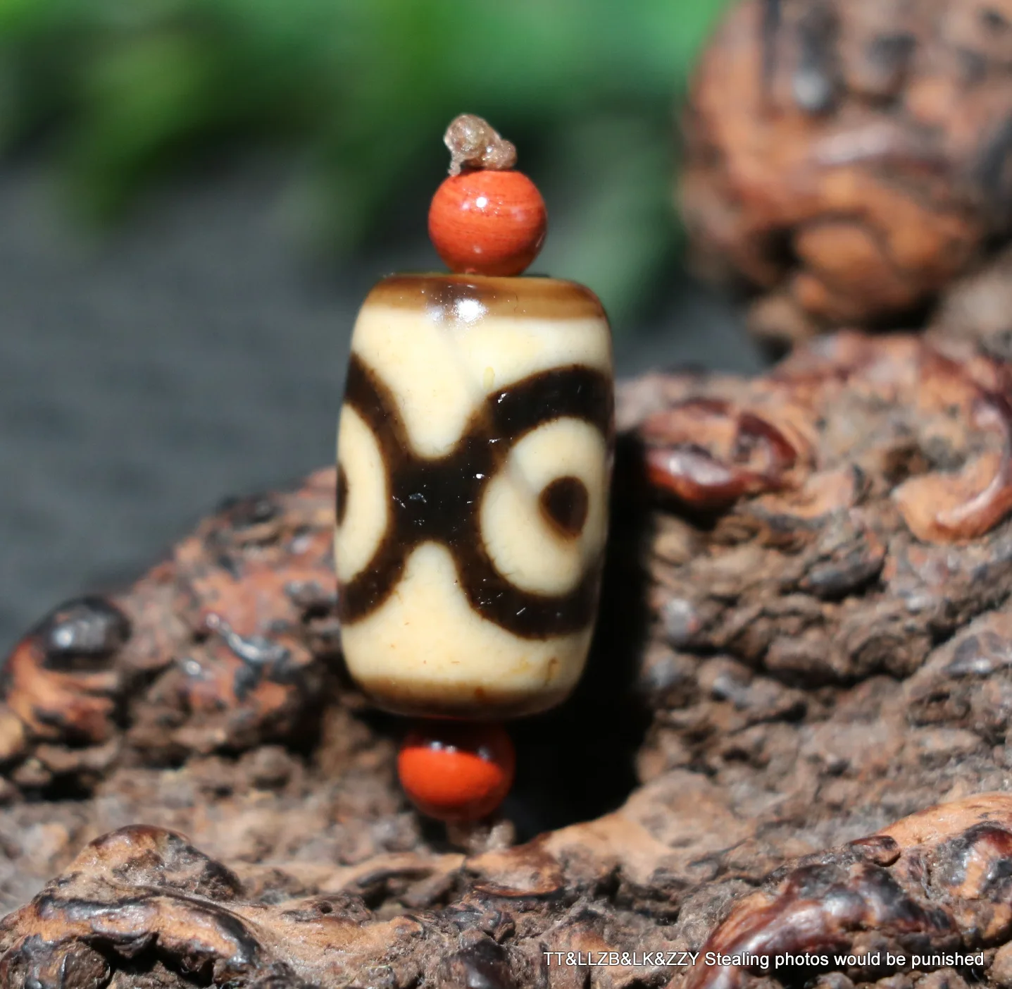 

Magic Energy Tibetan Top Old Agate Ivory Color Tiger Tooth 3 Eye Bucket SHape dZi Bead Totem Amulet LKbrother UPD0623A16