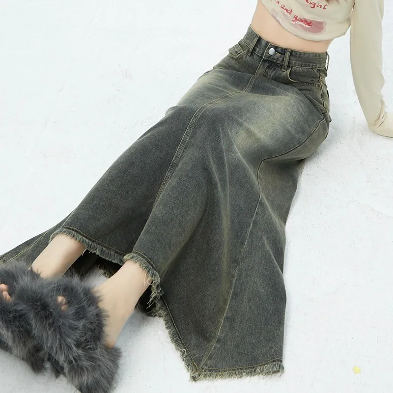 

Женская джинсовая юбка-трапеция средней длины с высокой талией