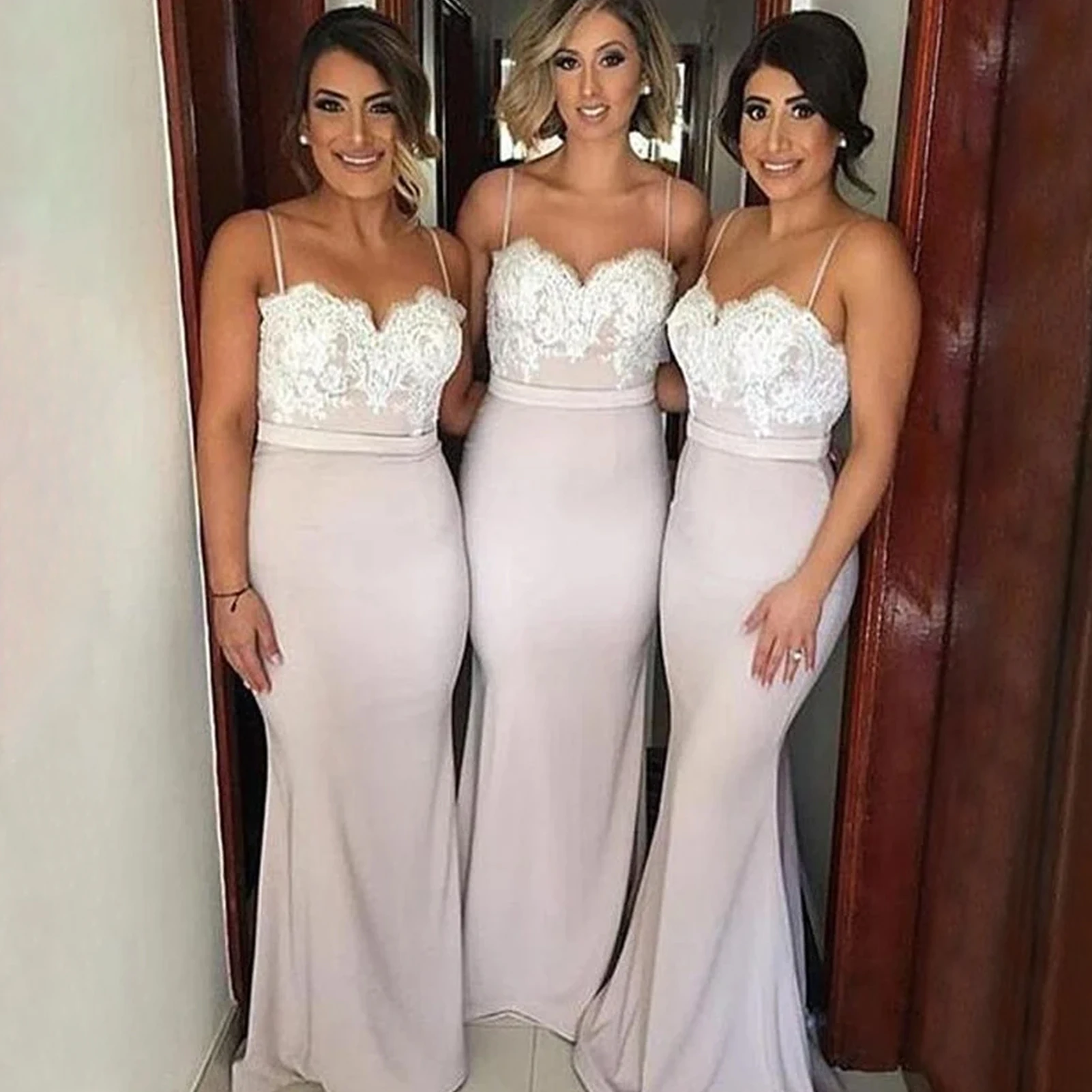 

Fashion Lace Appliques Bridesmaid Dress Sexy Sheath Spaghetti Straps Wedding Party Gown Sleeveless Satin Maid Of Honor Dress