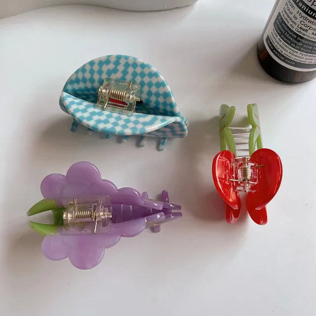 기하학적 과일 모티브로 돋보이는 여성스러운 헤어 클로 클립