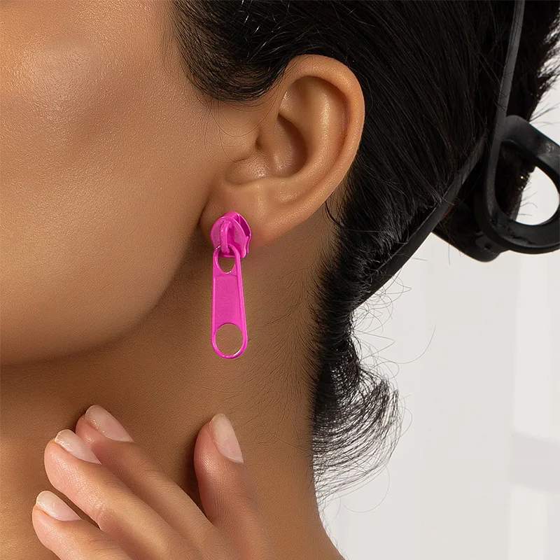 

Simple and atmospheric pink zipper spray paint personality earrings funny creative color contrast design zipper earrings