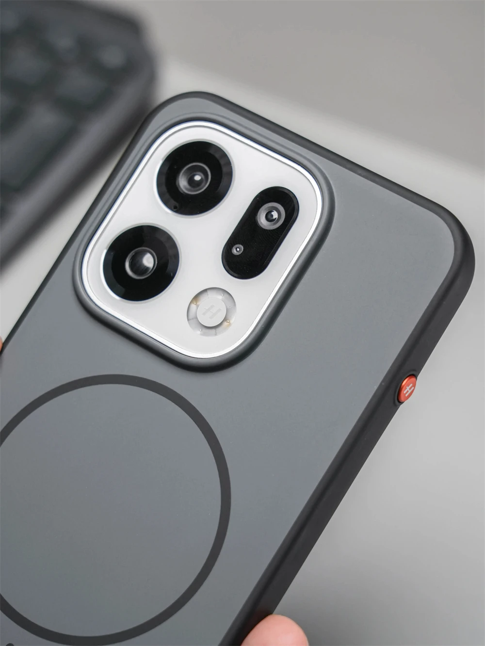 Magnetic Luxury Shockproof Anti-Fall Protective Case with Comfortable Feel and Bumper Shell Design