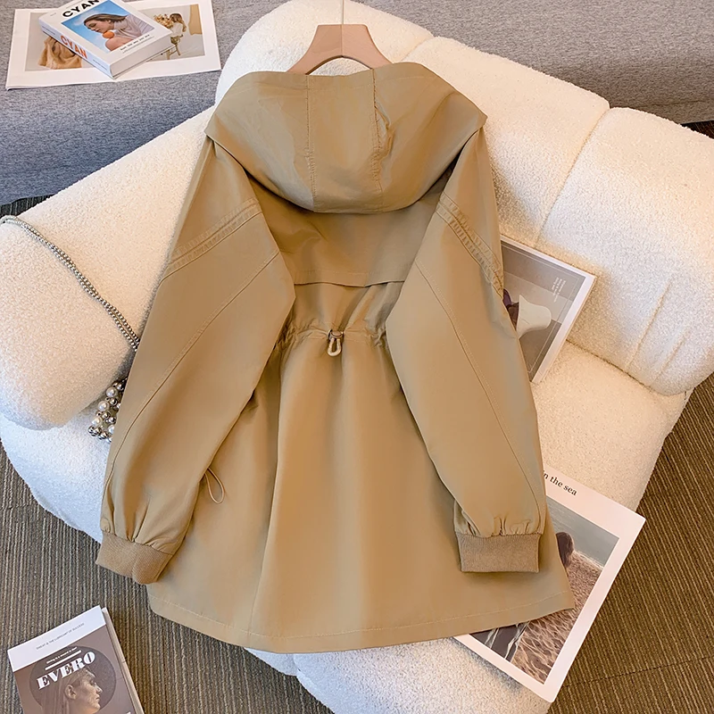 Рисунок 2 - Женское весеннее пальто в стиле штурмовика