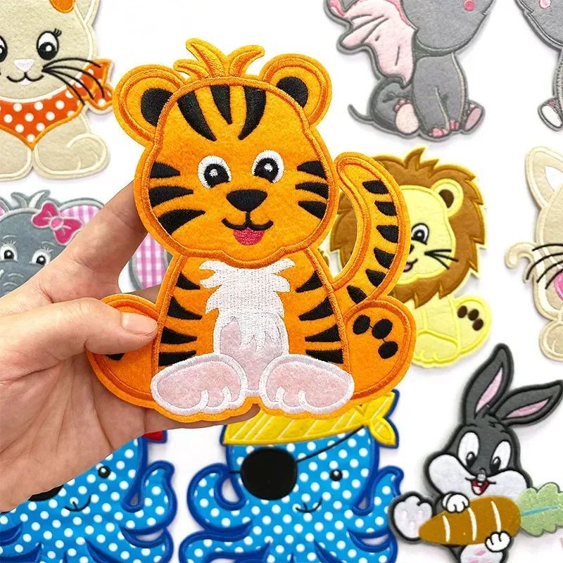 Schattige volledig complete baby-vrouwelijke pandabeer met een Schattige volledig complete baby-vrouwelijke pandabeer met een